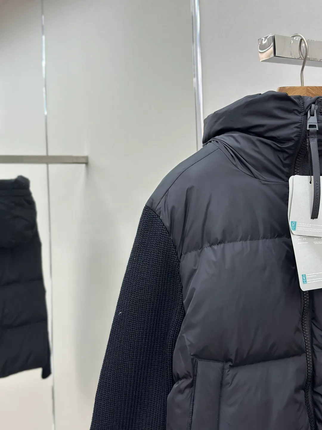 P910 CANADA GOOSE Canada Goose Armband Hooded Down Jacket Fabric selection: The use of high-quality protective nylon fabric not only enhances the wear resistance of the surface, but also takes into account wind resistance, ensuring excellent performance in various harsh weather conditions.  90 national standard high-quality white duck down: selected high-loft down, weighing 170g, light and warm, with excellent temperature locking performance and good resilience.  Three-dimensional quilting process: Precision thread reinforcement to prevent velvet drilling and ensure that the fluffy and resilient elasticity lasts as new.  7-needle medium-thick knitted structure: Use thicker yarns to knit woolen fabrics with obvious thickness and weight. The texture is clearly visible and has a rough, retro texture. It has a good skeleton feel, is relatively stiff, and can maintain the silhouette of clothing for a long time. It also provides more layers of still air to lock in heat.  There is a brand exclusive LOGO on the woolen sleeve arms. It is dark and not obvious in the photo.  Accessories: One-to-one customized logo, one-to-one customized zipper pendant, one-to-one customized snap button SIZE: S M L XL